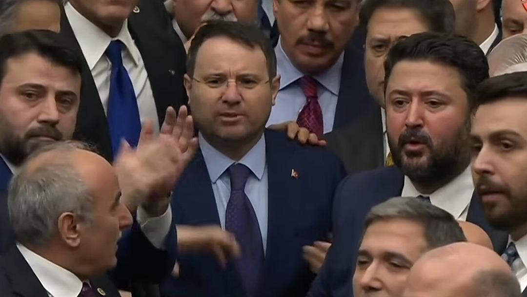 G&uuml;rlek ve &Ccedil;ift&ccedil;i i&ccedil;in Meclis te yemin t&ouml;reni!  CHP li vekiller protesto etti, yumruklu kavga &ccedil;ıktı 5