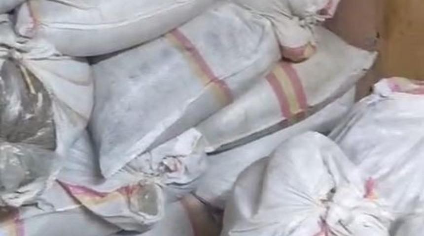 Arnavutk&ouml;y&rsquo;de depoya baskın: 1 ton ka&ccedil;ak t&uuml;t&uuml;n ele ge&ccedil;irildi, 1 g&ouml;zaltı