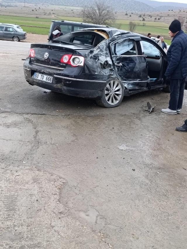 Tokat&rsquo;ta &ouml;ğrenci servisi otomobille &ccedil;arpıştı: 6 &ouml;ğrenci yaralandı 4