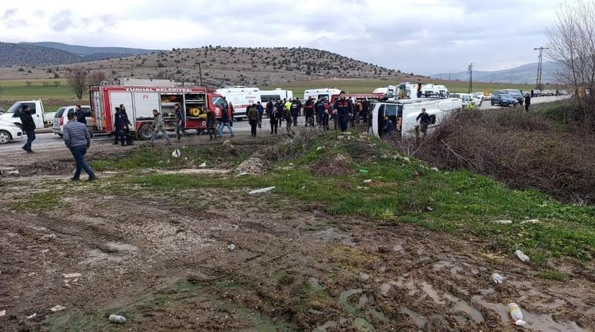 Tokat&rsquo;ta &ouml;ğrenci servisi otomobille &ccedil;arpıştı: 6 &ouml;ğrenci yaralandı