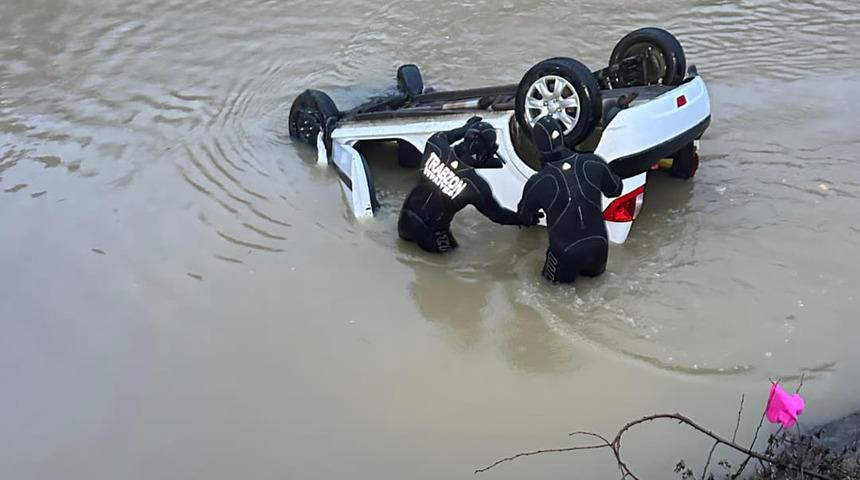 Trabzon'da g&ouml;le devrilen otomobilin s&uuml;r&uuml;c&uuml;s&uuml; yaralandı