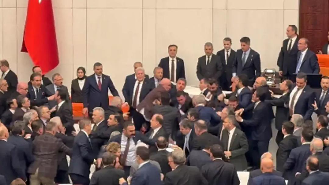 Meclis teki yumruklu kavgada CHP li Tanal ın burnu kanadı! İlk m&uuml;dahale revirde yapıldı 1