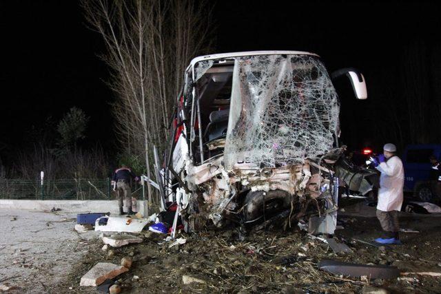 Çorum'da otobüs kazası: 2 ölü, 22 yaralı<br />
