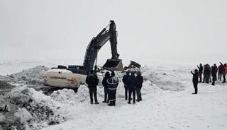 &Ccedil;ıldır G&ouml;l&uuml;'ne g&ouml;m&uuml;len iş makinası &ccedil;ıkarıldı