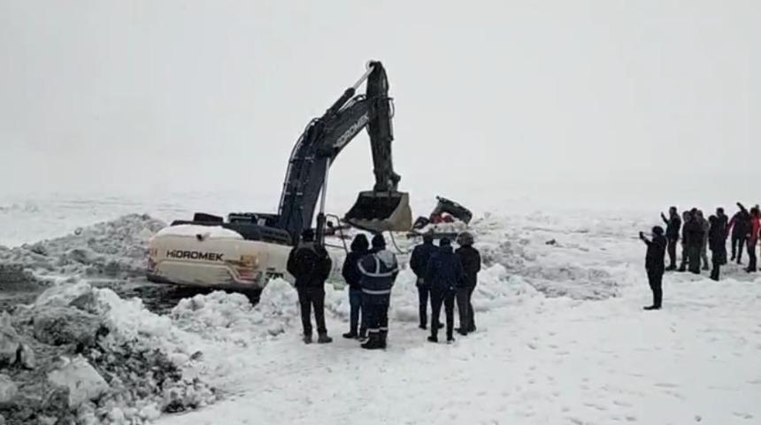 &Ccedil;ıldır G&ouml;l&uuml;'ne g&ouml;m&uuml;len iş makinası &ccedil;ıkarıldı