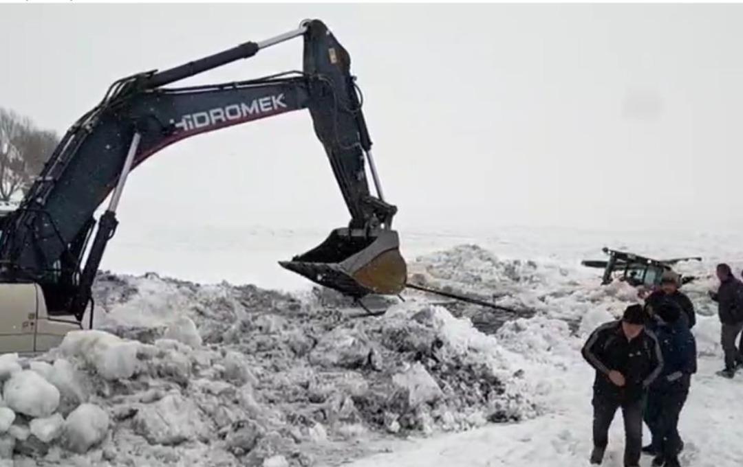 &Ccedil;ıldır G&ouml;l&uuml; ne g&ouml;m&uuml;len iş makinası &ccedil;ıkarıldı 1