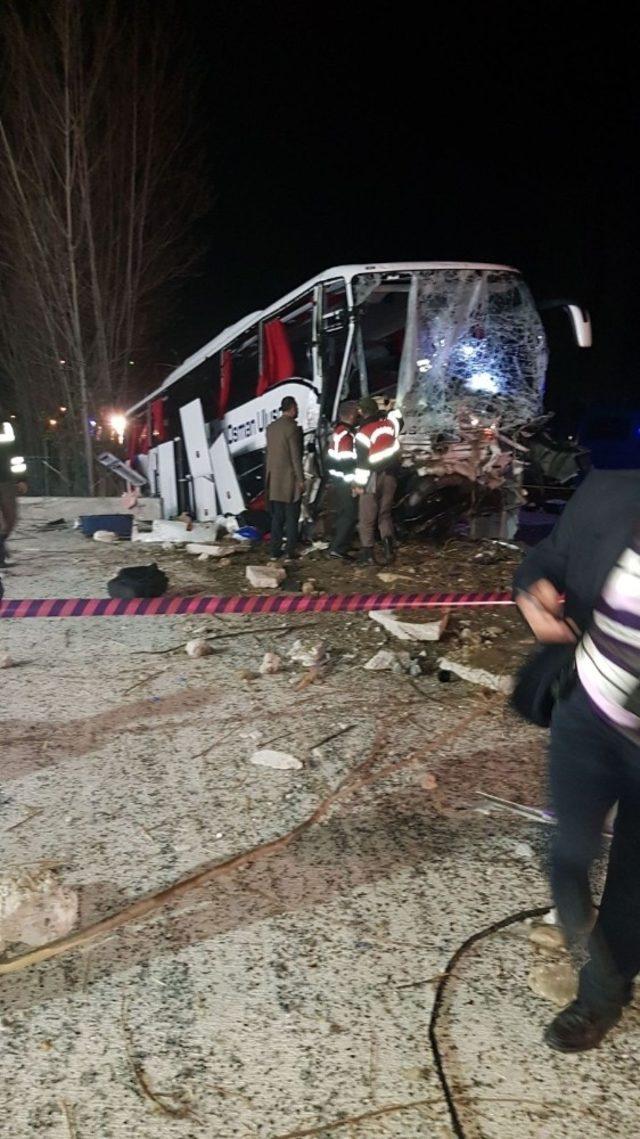 Yolcu otobüsü önce ağaçlara sonra beton duvara çarptı... İlk belirlemelere göre 2 ölü 33 yaralı