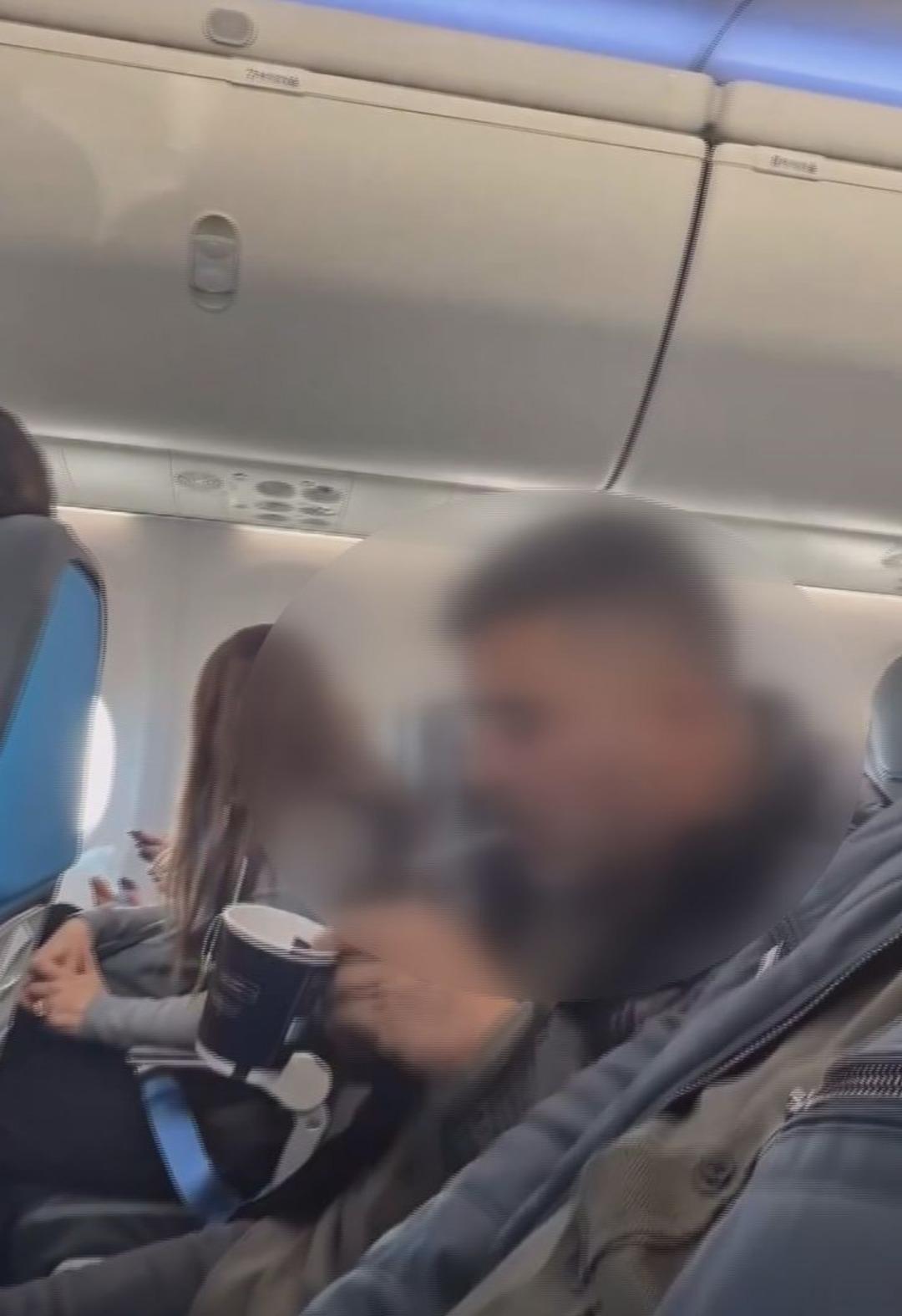 Sosyal medya fenomeni Erkan Toy u&ccedil;akta sigara i&ccedil;ip video &ccedil;ekti: Kara listeye alındı 2