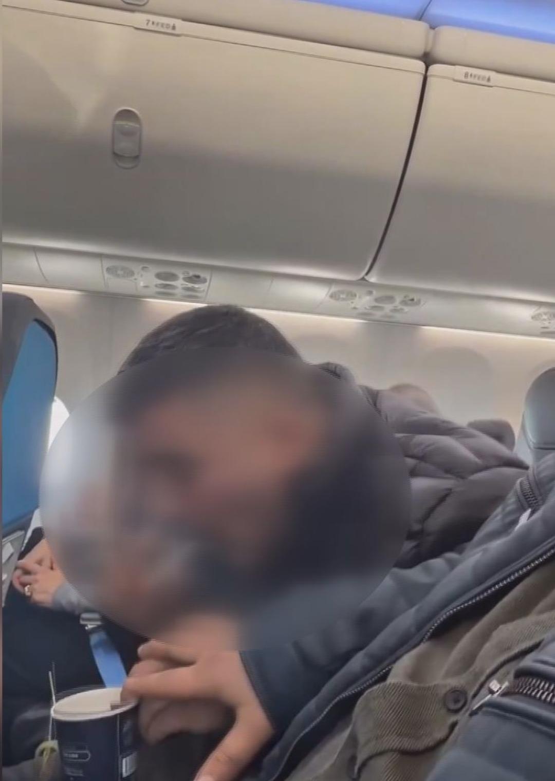 Sosyal medya fenomeni Erkan Toy u&ccedil;akta sigara i&ccedil;ip video &ccedil;ekti: Kara listeye alındı 1