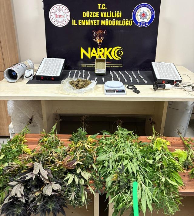 D&uuml;zce de uyuşturucu operasyonlarında yakalanan 2 zanlı tutuklandı 1