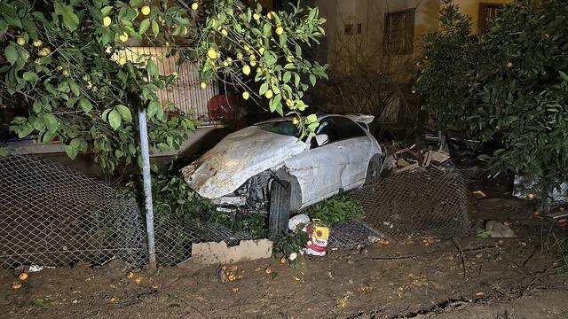 Adana da şarampole devrilen otomobilin s&uuml;r&uuml;c&uuml;s&uuml; &ouml;ld&uuml;, annesi yaralandı 2