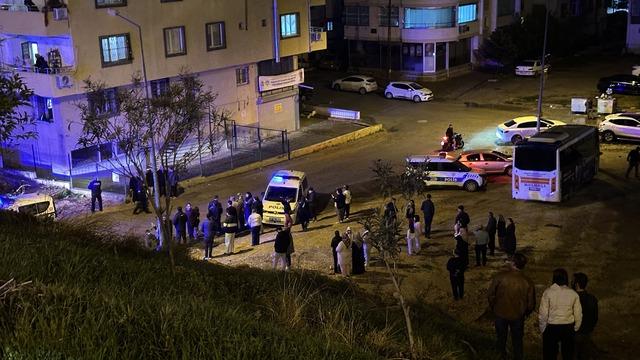 Adana da şarampole devrilen otomobilin s&uuml;r&uuml;c&uuml;s&uuml; &ouml;ld&uuml;, annesi yaralandı 1