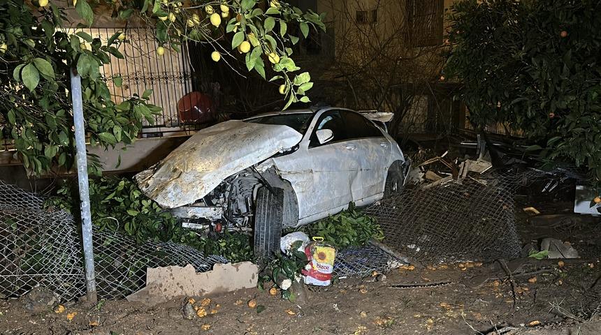 Adana'da şarampole devrilen otomobilin s&uuml;r&uuml;c&uuml;s&uuml; &ouml;ld&uuml;, annesi yaralandı