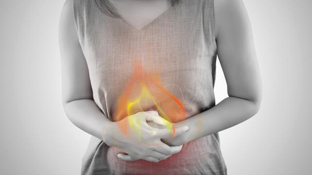 Reflüyü tetikleyen iki gizli düşman! Mideyi alev alev yakıyor