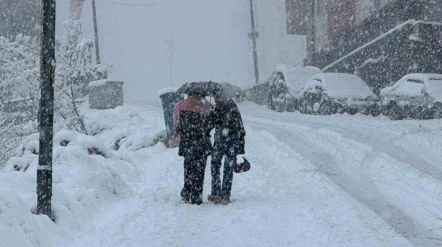 Hakk&acirc;ri&rsquo;de kar 20 k&ouml;y ve 38 mezra yolu ulaşıma kapandı