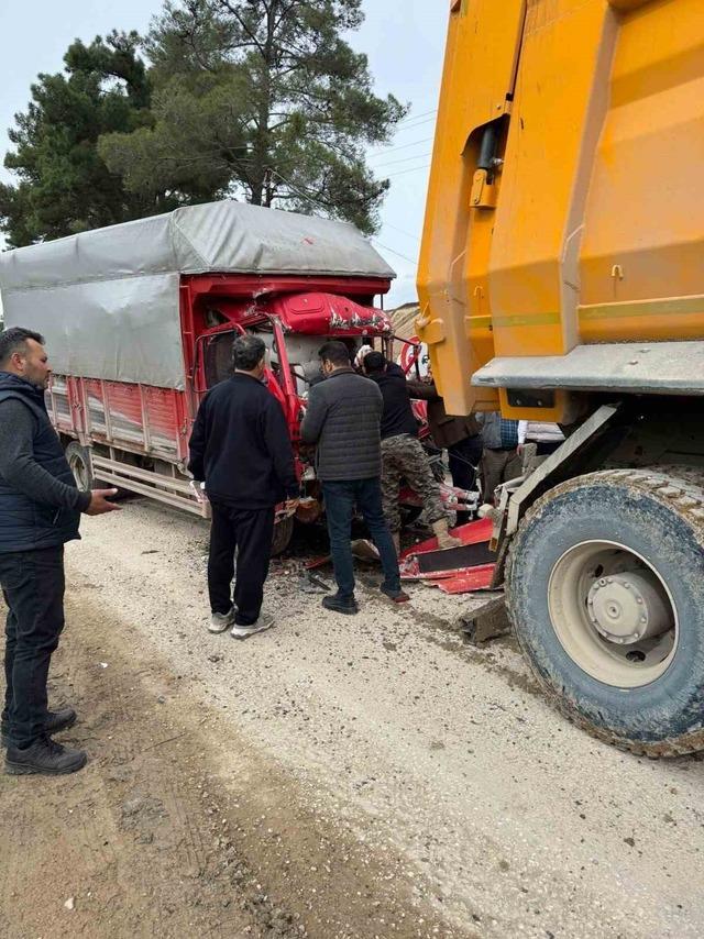 Antalya&rsquo;da iki kamyon &ccedil;arpıştı, sıkışan s&uuml;r&uuml;c&uuml;y&uuml; itfaiye kurtardı 7