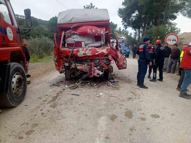 Antalya&rsquo;da iki kamyon &ccedil;arpıştı, sıkışan s&uuml;r&uuml;c&uuml;y&uuml; itfaiye kurtardı 5