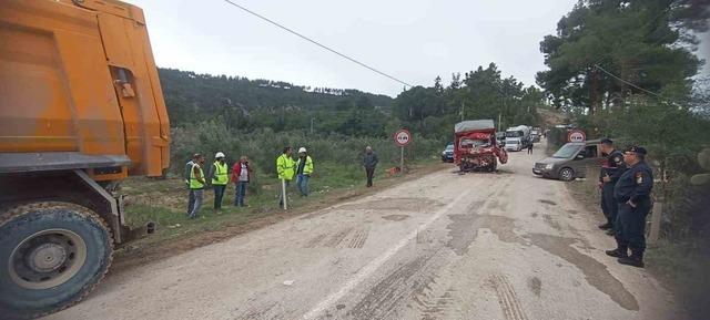 Antalya&rsquo;da iki kamyon &ccedil;arpıştı, sıkışan s&uuml;r&uuml;c&uuml;y&uuml; itfaiye kurtardı 3