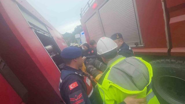 Antalya&rsquo;da iki kamyon &ccedil;arpıştı, sıkışan s&uuml;r&uuml;c&uuml;y&uuml; itfaiye kurtardı 2