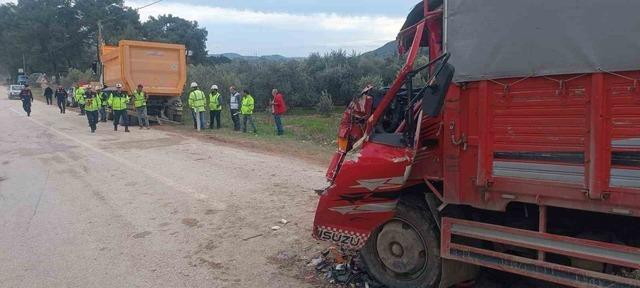 Antalya&rsquo;da iki kamyon &ccedil;arpıştı, sıkışan s&uuml;r&uuml;c&uuml;y&uuml; itfaiye kurtardı 1