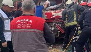 Antalya&rsquo;da iki kamyon &ccedil;arpıştı, sıkışan s&uuml;r&uuml;c&uuml;y&uuml; itfaiye kurtardı