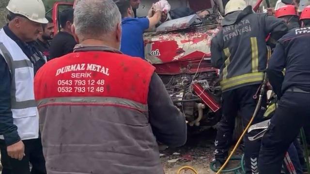 Antalya’da iki kamyon çarpıştı, sıkışan sürücüyü itfaiye kurtardı
