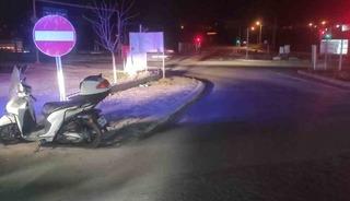 Devrilen motosikletin s&uuml;r&uuml;c&uuml;s&uuml; ambulansta tedavi edildi