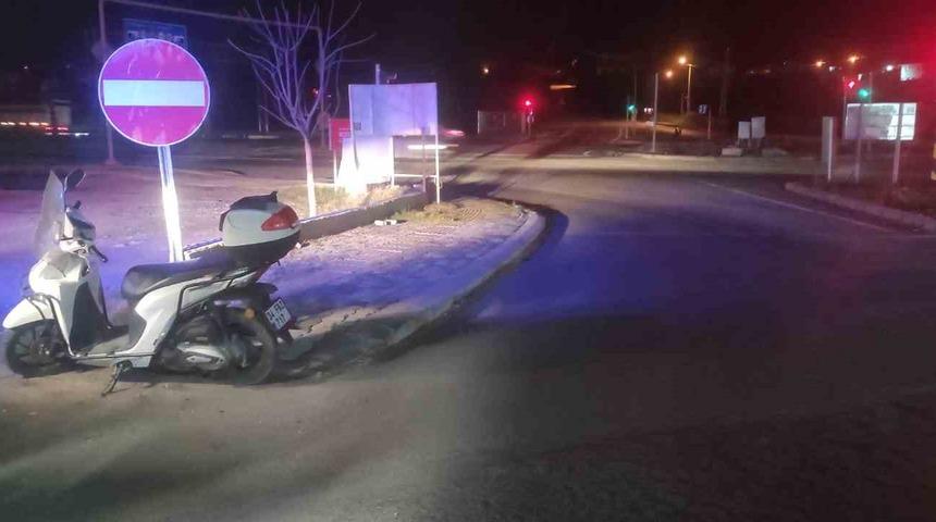 Devrilen motosikletin s&uuml;r&uuml;c&uuml;s&uuml; ambulansta tedavi edildi