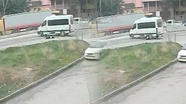 Ters yöne girip dönmeye çalıştı: Genç motosikletlinin son anları kamerada!