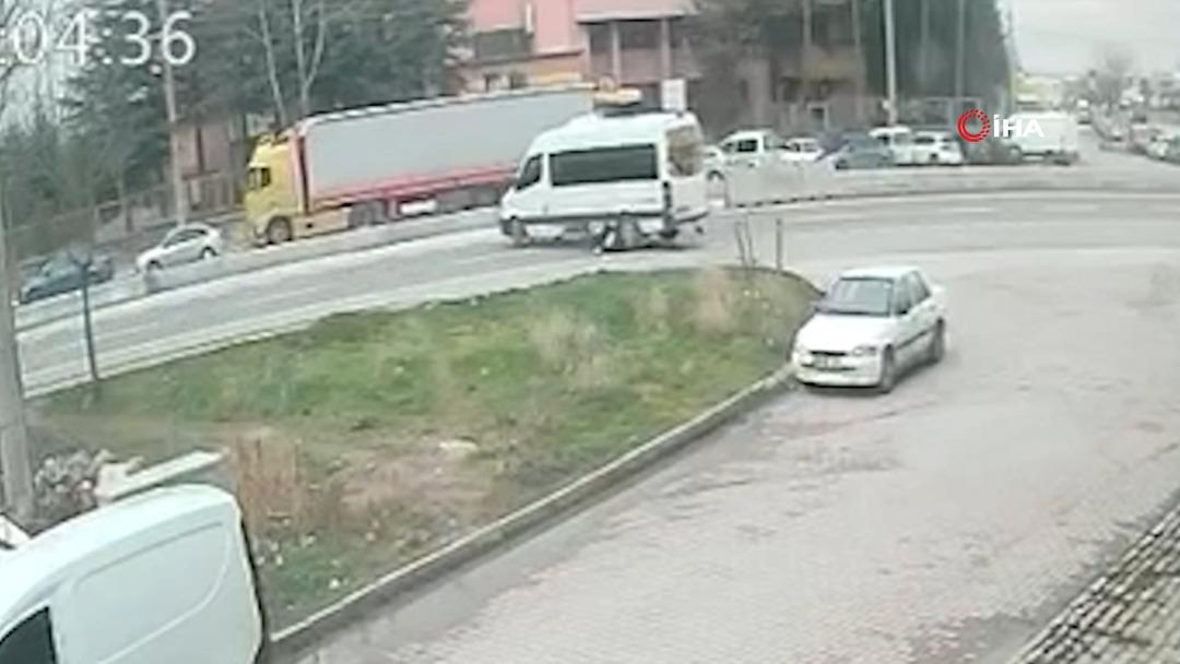 Ters y&ouml;ne girip d&ouml;nmeye &ccedil;alıştı: Gen&ccedil; motosikletlinin son anları kamerada! 4