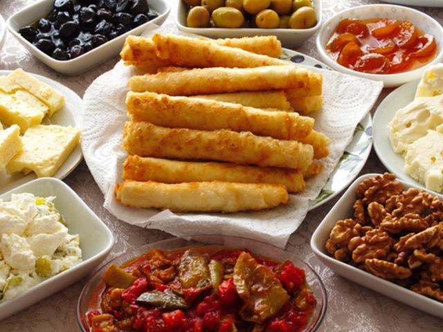 Sahurda t&uuml;ketmeyin! Susuzluğu iki katına &ccedil;ıkarıyor