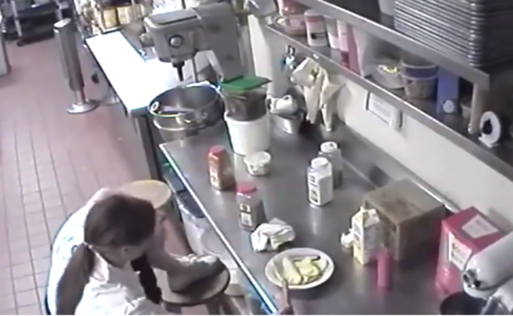 Yok artık! Cinsel organına sürüp müşteriye servis etti G1