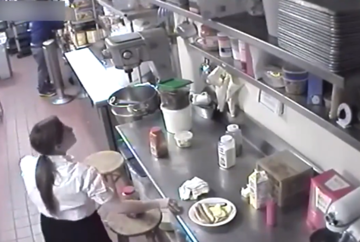 Yok artık! Cinsel organına sürüp müşteriye servis etti G2