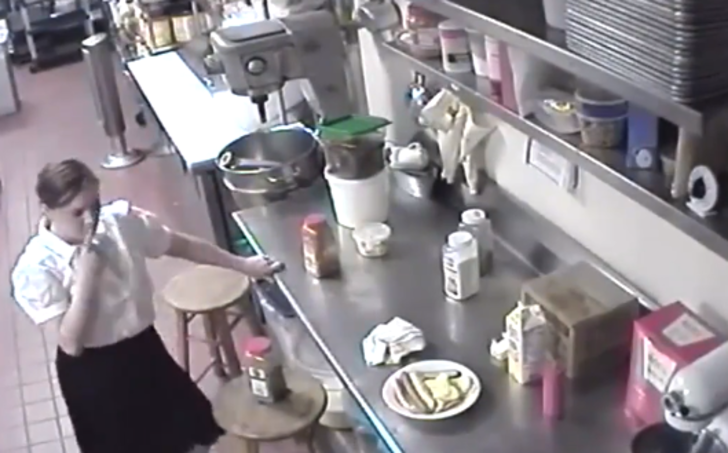 Yok artık! Cinsel organına sürüp müşteriye servis etti G3