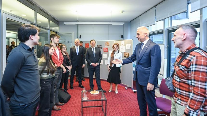 Bakan Ersoy Berlin&rsquo;de T&uuml;rk&ccedil;e &ouml;ğrenen gen&ccedil;lerle buluştu