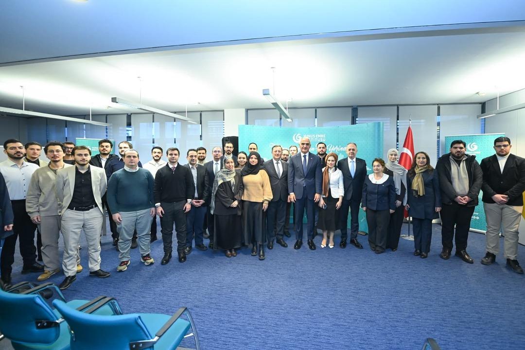 Bakan Ersoy Berlin&rsquo;de T&uuml;rk&ccedil;e &ouml;ğrenen gen&ccedil;lerle buluştu 2