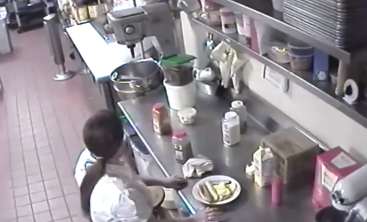 Yok artık! Cinsel organına sürüp müşteriye servis etti G4