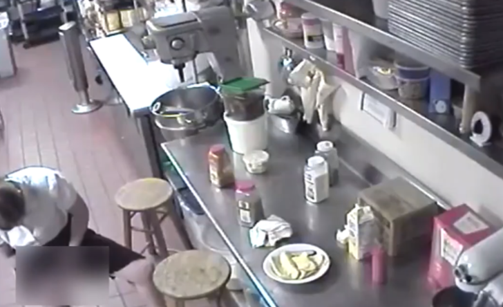 Yok artık! Cinsel organına sürüp müşteriye servis etti G5