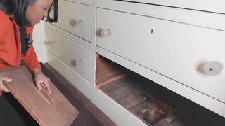 Şans eseri bulundu! Şifonyerin altından yeraltı demiryolu geçidi çıktı