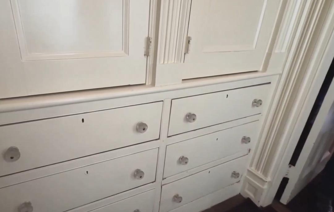 Şans eseri bulundu! Şifonyerin altından yeraltı demiryolu ge&ccedil;idi &ccedil;ıktı 1