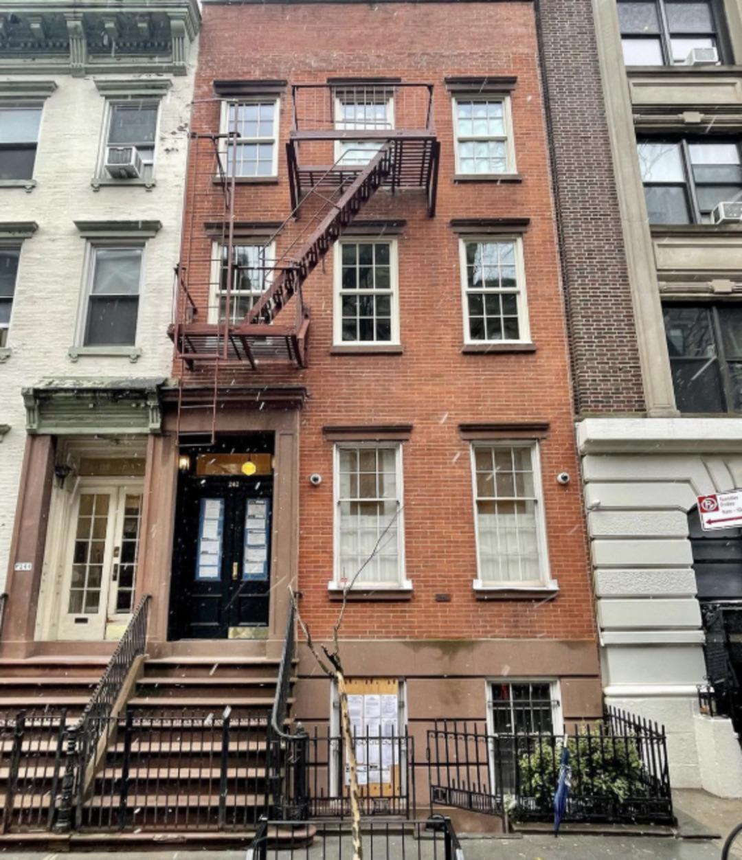 Şans eseri bulundu! Şifonyerin altından yeraltı demiryolu ge&ccedil;idi &ccedil;ıktı 4