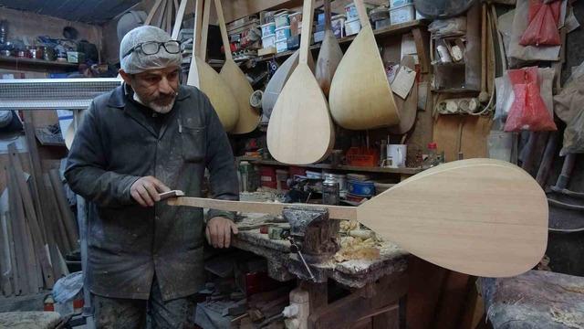 Baba yadigarı at&ouml;lyede 35 yıldır bağlama &uuml;retiyor 4