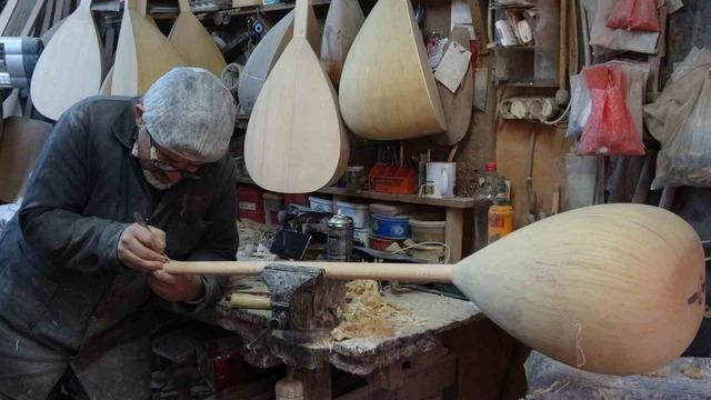 Baba yadigarı at&ouml;lyede 35 yıldır bağlama &uuml;retiyor 3