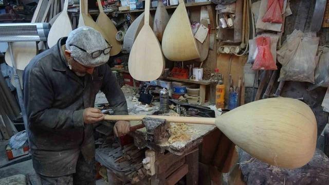 Baba yadigarı at&ouml;lyede 35 yıldır bağlama &uuml;retiyor 2