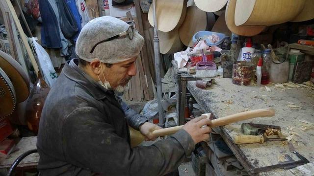 Baba yadigarı at&ouml;lyede 35 yıldır bağlama &uuml;retiyor 1