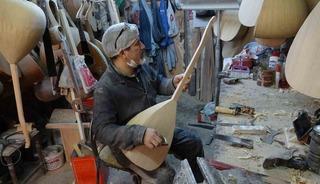 35 yıldır bağlama &uuml;retiyor