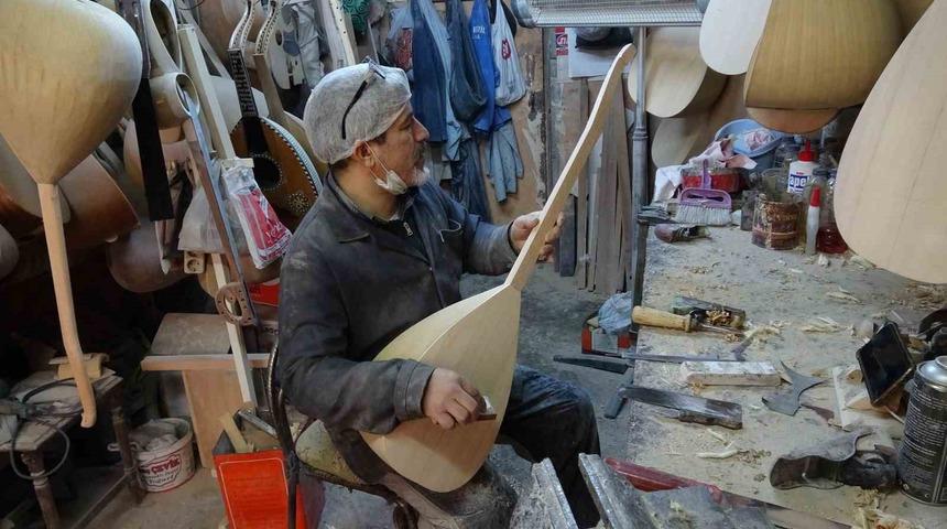 Baba yadigarı at&ouml;lyede 35 yıldır bağlama &uuml;retiyor