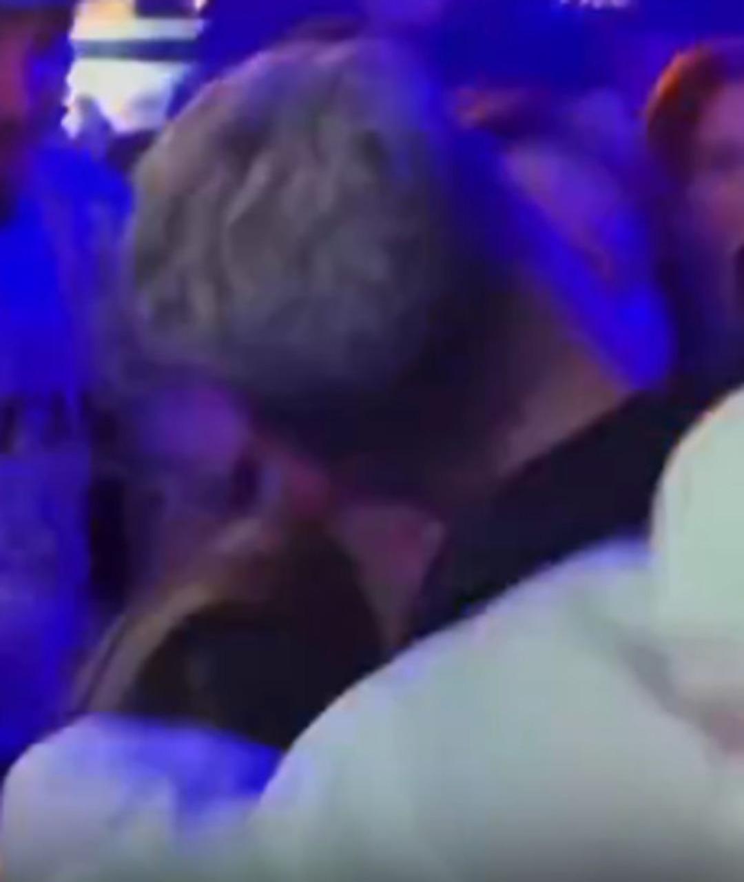 Doğum g&uuml;n&uuml; partisindeki &ouml;p&uuml;şme g&ouml;r&uuml;nt&uuml;lerine tepki g&ouml;sterdi!  Tam bir rezalet  2