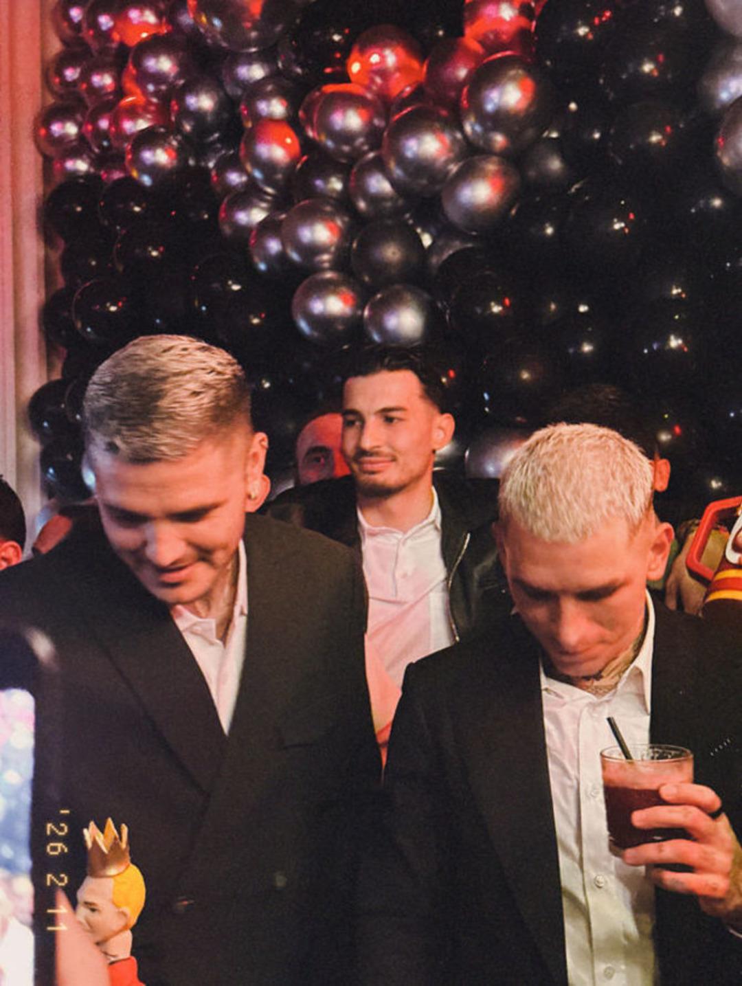 Doğum g&uuml;n&uuml; partisindeki &ouml;p&uuml;şme g&ouml;r&uuml;nt&uuml;lerine tepki g&ouml;sterdi!  Tam bir rezalet  1