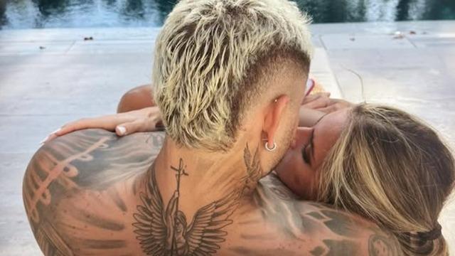 Doğum günü partisindeki öpüşme görüntülerine tepki gösterdi! 'Tam bir rezalet'